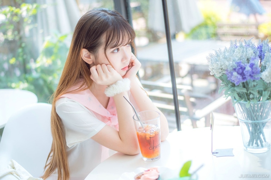 “拭目以待吧。”庞统微笑道，随后看向众人道：“却不知张任如今何在？”